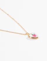 Collar plateado con dije en forma de corazón con una rosa rosada en el centro.
