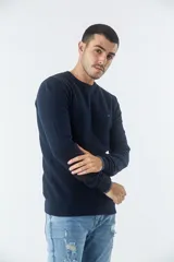 Sweater negro de algodón con cuello redondo y logo bordado en el pecho.