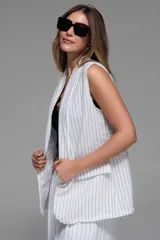 Chaleco largo de crepé con rayas verticales, corte sastrero y solapas.