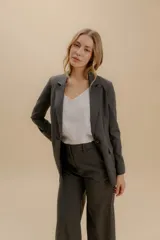 Blazer blanco de corte entallado, con solapas, cierre de un botón y bolsillos con tapa. Confeccionado en tela de sastrería noble.