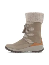 Bota de caña media color gris topo, con detalle de tejido de punto trenzado en la caña y cordones con borlas. Suela de goma con plataforma.