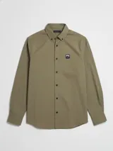 Camisa manga larga color verde militar con cierre de botones y parche con logo en el pecho.