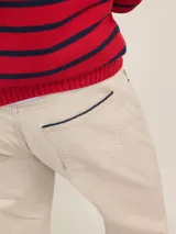 Pantalón de hombre color crudo, marca El Ganso, modelo 5 bolsillos, confeccionado en tejido de sarga con 77% algodón, 20% de algodón reciclado y 3% elastano.