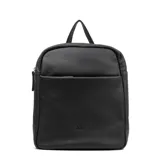 Mochila negra de cuero con cierre superior y bolsillo frontal.