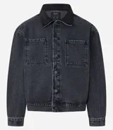 Campera trucker boxy de jean negro con cuello de terciopelo.