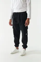 Pantalón deportivo estilo cargo color negro, con puños ajustados y logo bordado.
