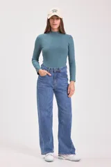 Blusa de punto canalé color verde azulado, de cuello alto y manga larga.