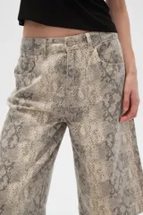 Bermuda de jean con estampado animal print, de calce alto y corte ancho.