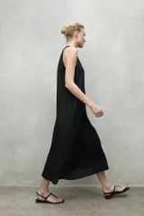 Vestido midi negro sin mangas, de corte recto y cuello redondo. Confeccionado en lino reciclado.
