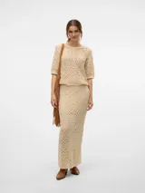 Falda larga color beige, tejida con diseño calado.