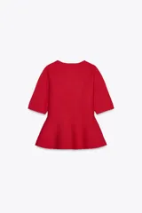 Top rojo de punto liso, con cuello redondo, manga corta y corte peplum.