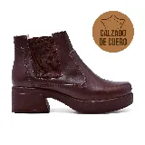 Botín Chelsea de cuero negro con elástico lateral, plataforma y taco cuadrado.