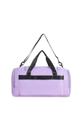 Bolso deportivo tipo duffel bag color fucsia, con asas de mano negras y correa ajustable para hombro. Presenta múltiples bolsillos frontales con cierre, incluyendo uno con un tirador de tela con texto.
