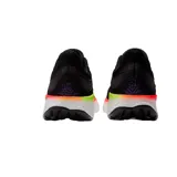 Championes de running New Balance, color negro con detalles en violeta, naranja y verde.