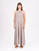 Vestido largo color gris topo, de corte suelto y cuello halter.