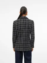 Blazer negro con estampado de cuadros blancos, corte slim, cuello de solapa reversa y cierre de botones dobles.