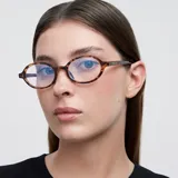Lentes Blue Light con montura redonda de carey, fabricada en material bio-based G850. Cuentan con protección UV400 y lentes CR39 transparentes. Diseñados para proteger la visión de la luz azul emitida por pantallas de dispositivos digitales.
