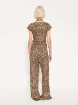 Pantalón largo de algodón pima con estampado animal print, corte recto, cintura elastizada con cordón ajustable y logo bordado.