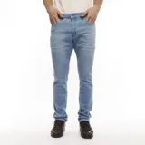 Pantalón jean Wrangler de corte recto, color celeste claro, con bolsillos delanteros y traseros.