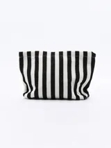 Neceser rectangular de tela con estampado a rayas verticales en blanco y negro.