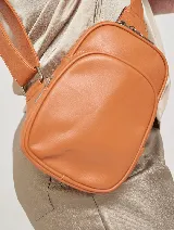 Bandolera color marrón de cuero sintético con dos compartimentos con cierre y correa ajustable.