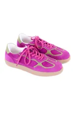 Championes de cuero fucsia con detalles en verde y suela color caramelo.