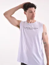 Musculosa blanca de algodón con estampado frontal con texto en color negro.