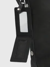 Bolso tipo tote Hush Puppies color negro, con doble asa de hombro y correa bandolera extraíble. Incluye llavero colgante con el logo de la marca.