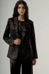 Blazer de mujer con silueta relajada y diseño sastrero, confeccionado en tejido negro con estampado jacquard floral.