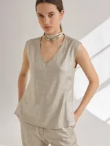 Top color beige de lino y viscosa, sin mangas y escote en V.