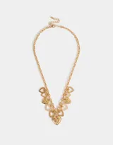 Collar dorado con cadena de eslabones y dijes de corazones, algunos con detalles de perlas y otros con diseño de abeja.