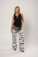 Pantalón palazzo blanco con estampado de peces negros.