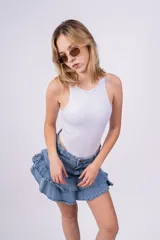 Minifalda de jean celeste con volados en capas.