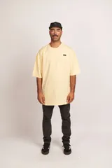 Remera amarilla de jersey de algodón con cuello redondo y corte oversize.