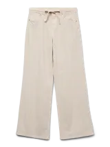 Pantalón jean color crudo, corte wide leg, tiro medio, con bolsillos delanteros y traseros.