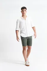 Bermuda color beige de corte chino, con presillas para cinturón y logo bordado. Confeccionada en algodón y spandex.