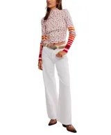 Top de manga larga ajustado, color negro con estampado floral pequeño en tonos beige y amarillo. Presenta cuello alto tipo mock con borde festoneado y puños alargados de punto con diseño multicolor a rayas y patrones geométricos en tonos azul, verde, marrón y negro.