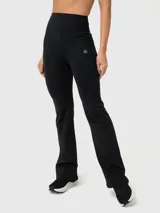 Calza deportiva negra de corte flare con cintura alta y logo estampado en la cadera.