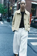 Chaqueta de mujer realizada en piel de ante color beige. Tiene cuello solapa, manga larga, bolsillos de plastrón en delantero y cierre frontal con botones.