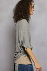 Remera manga corta color blanco hueso, de corte holgado y tejido liviano. Presenta cuello redondo y bolsillo de parche en el pecho.
