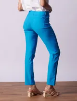 Pantalón de gabardina elastizada color coral, marca Tahari. Corte slim, pretina con pasadores, cierre y broche interno. Delantera y trasera con bolsillos.