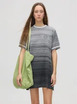 Vestido corto con corte básico y cuello redondo, con puños a rayas en color contrastante.