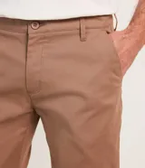 Pantalón de vestir color gris claro, de corte slim fit y largo cropped.