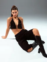 Pantalón culotte negro de vestir, con tiro alto, corte ancho y largo a la pantorrilla.