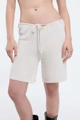 Short color blanco con textura de toalla y cordón ajustable en la cintura.