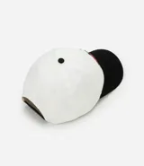 Gorra blanca de sarga de algodón con visera curva y bordado frontal de una bola 8.