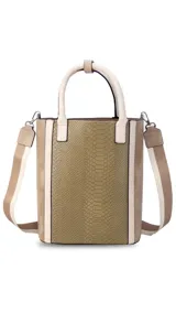 Matera color beige con estampado símil piel de serpiente, con detalles en cuero marrón y correa larga desmontable.