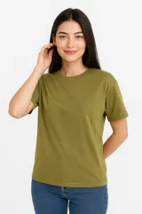Remera color tostado de manga corta, corte holgado y cuello redondo.