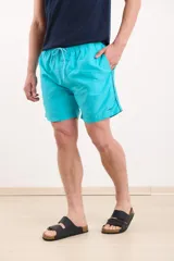 Short de baño celeste con cintura elastizada y cordón ajustable.