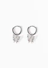 Par de aros colgantes de acero quirúrgico con forma de aro con incrustaciones de circonias blancas y dije de mariposa con circonias de colores.